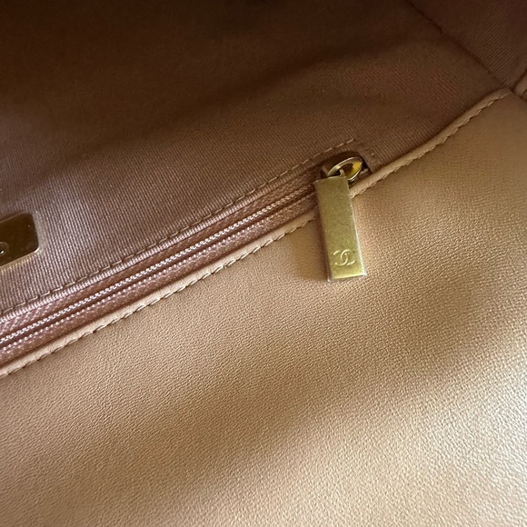 Chanel 19 large ( not maxi ) - Picture 8 of 16